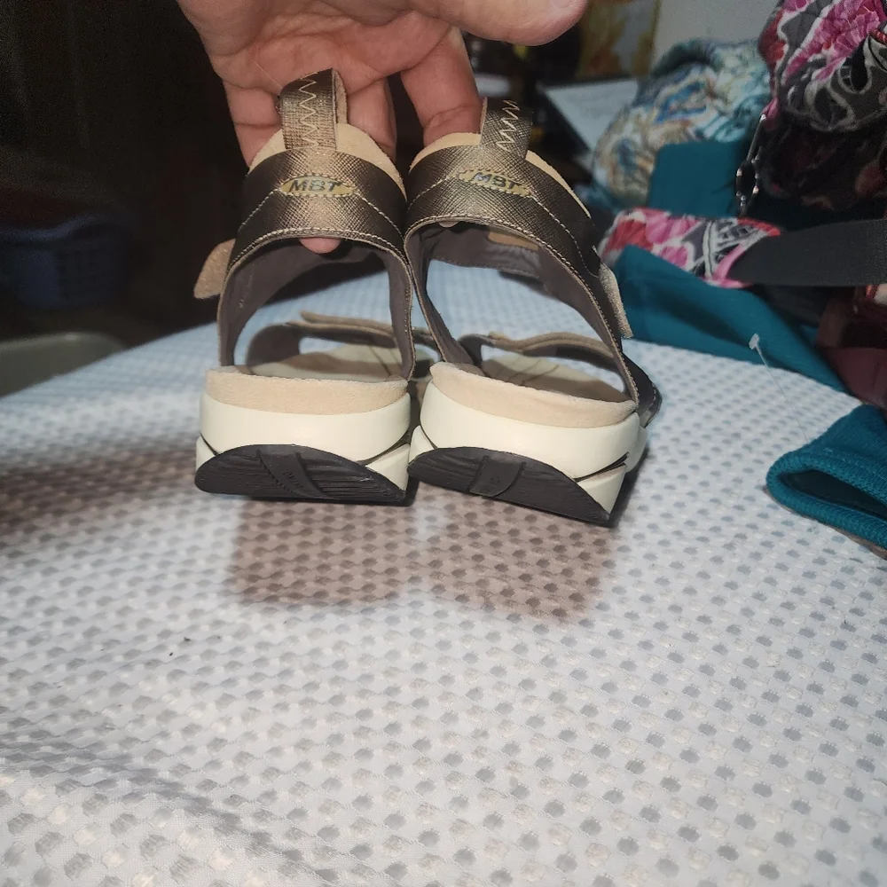 MBT PIA EUC WOMENS SZ 11 TAN SUEDE ROCKER TONING WALKING SANDALS